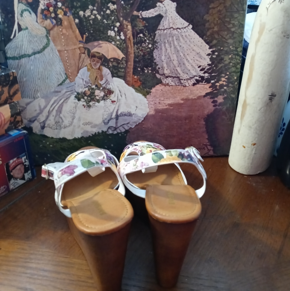 Pink&White floral wedge Sandals Like 🆕 Size 10 Women,Nice Gift Item.🎁🛍🎻🏩